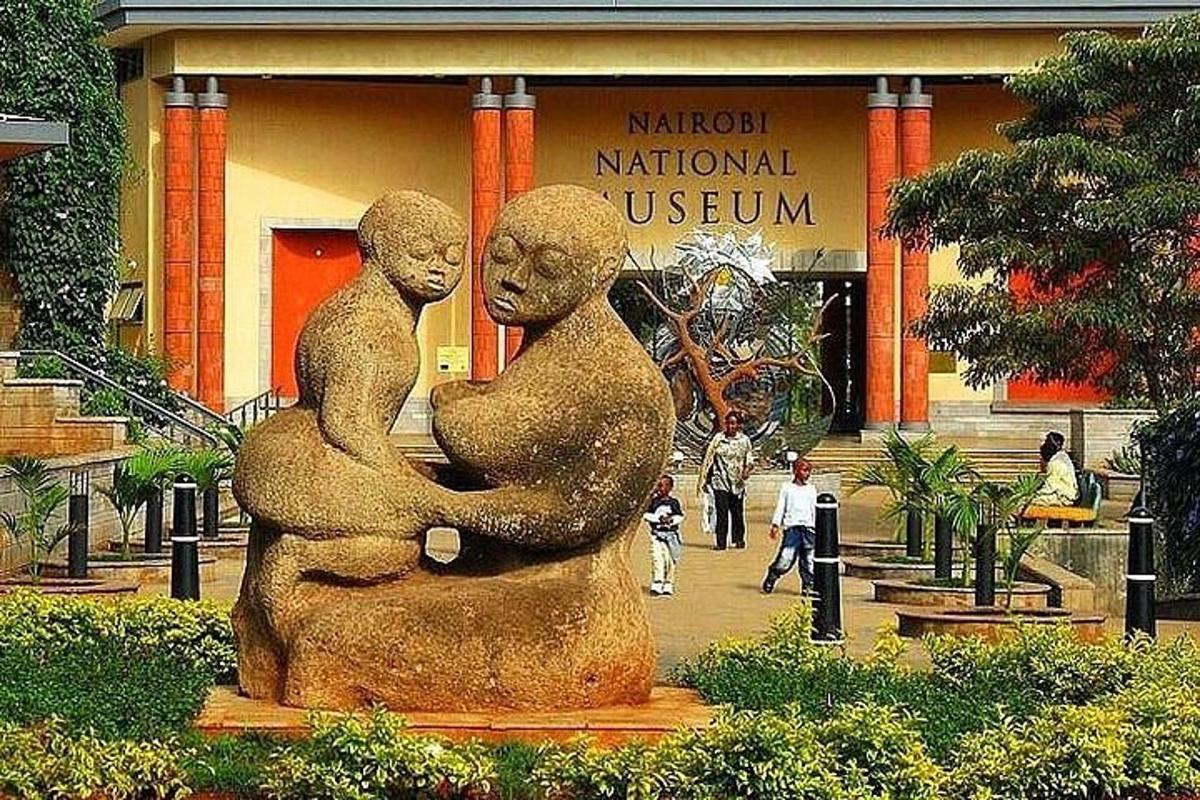 patung dua wanita di hadapan muzium