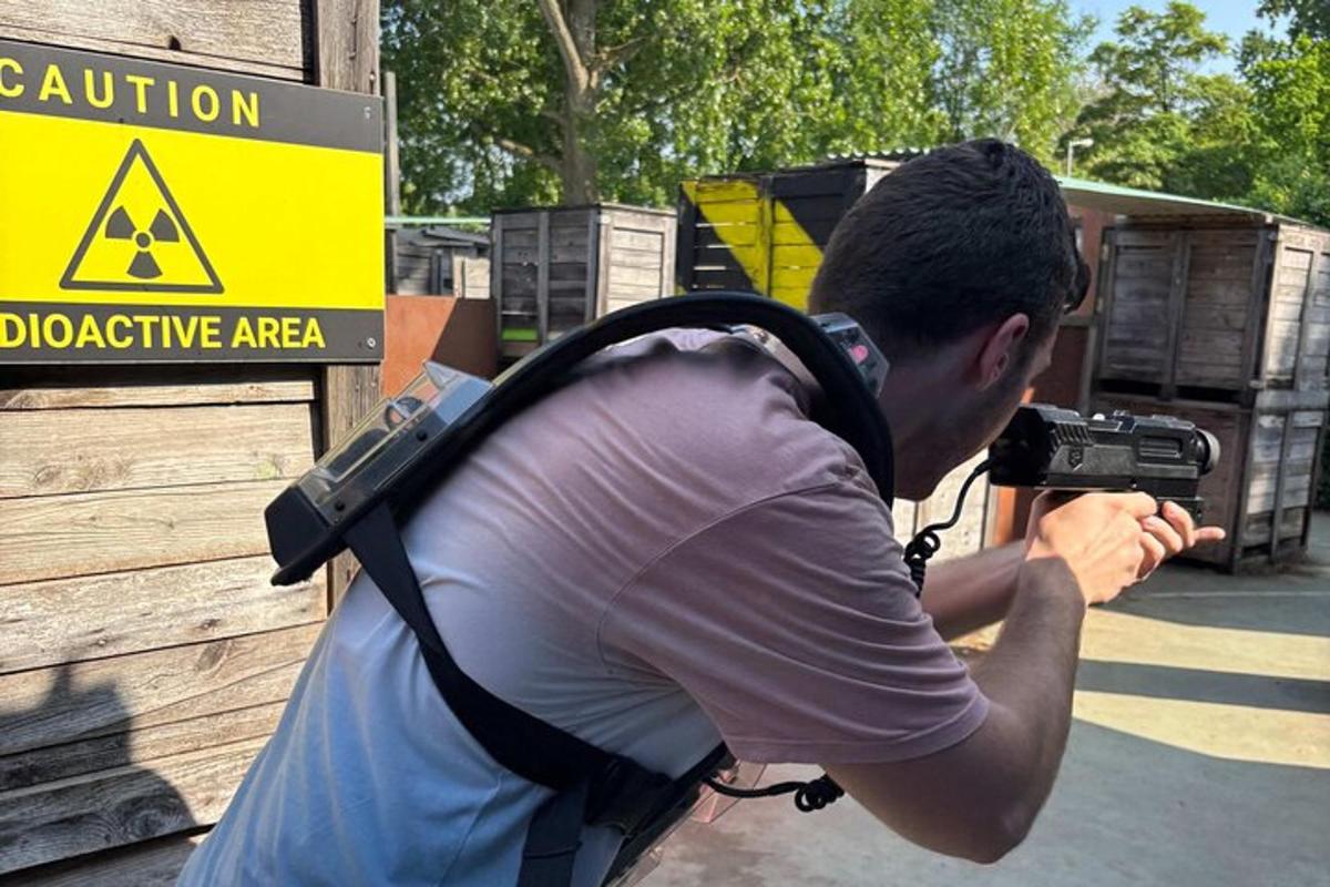 een man met een camera die een foto maakt van een bord