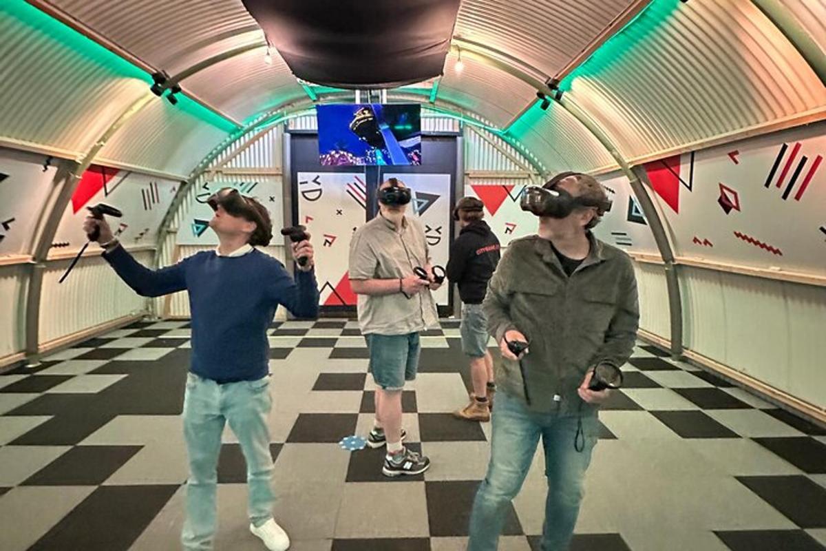 Skupina lidí stojící v tunelu s brýlemi virtuální reality
