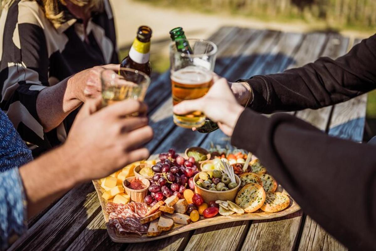 un gruppo di persone sedute a un tavolo da picnic con un piatto di cibo