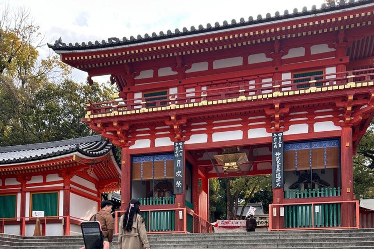 两个人走在一栋建筑物前