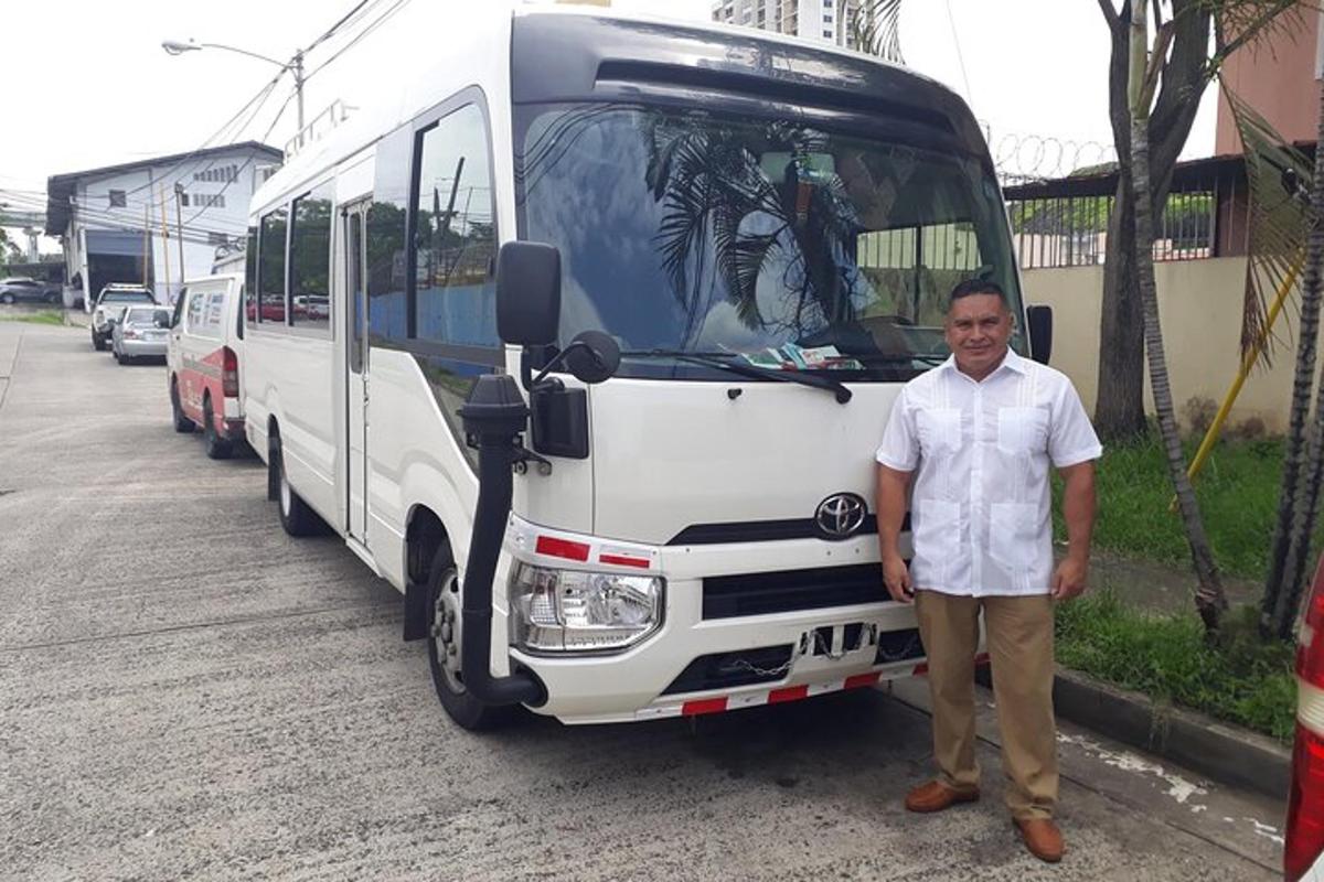 un homme se tient devant un bus