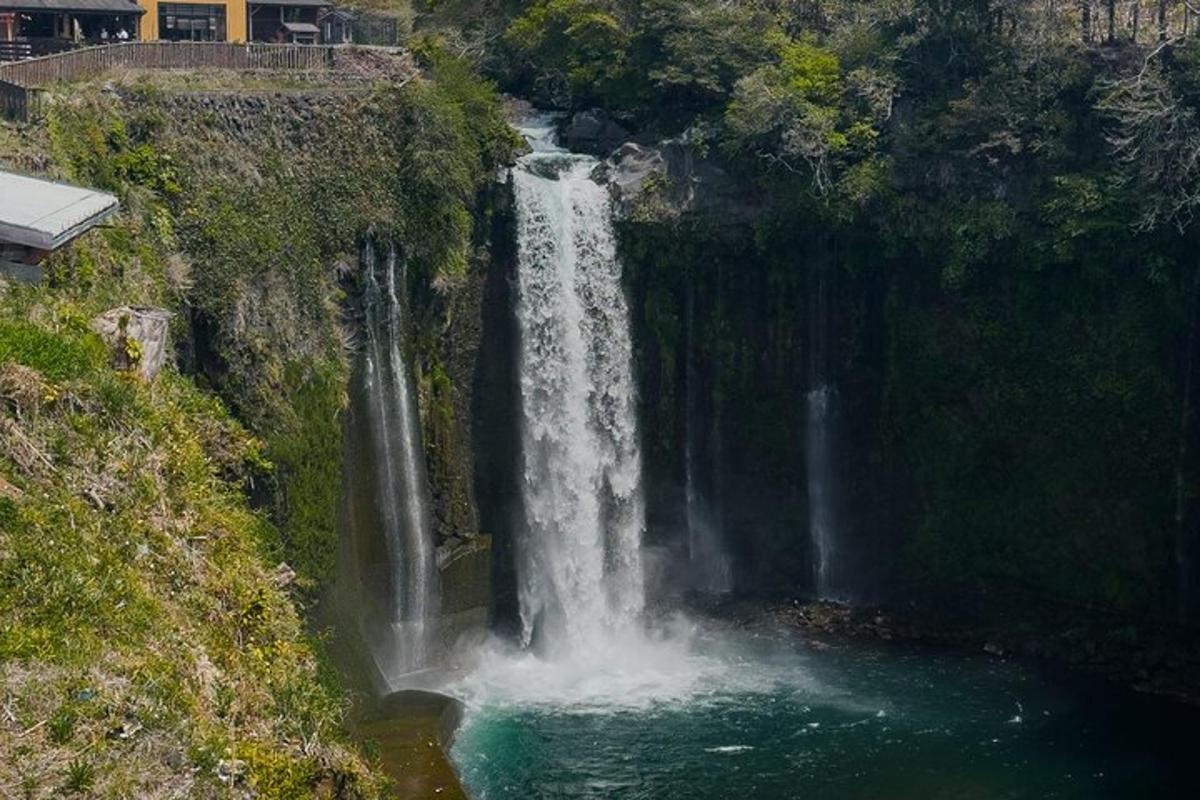 air terjun di sisi gunung dengan air