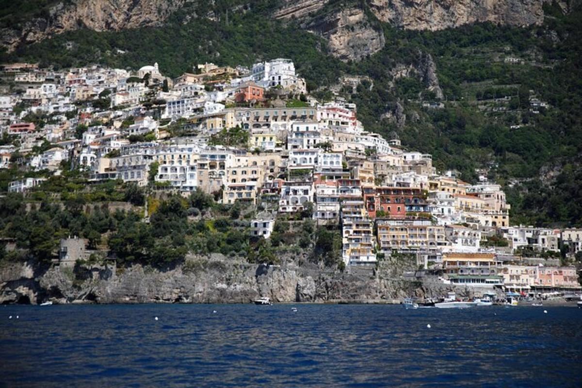 un pueblo en la ladera de una montaña