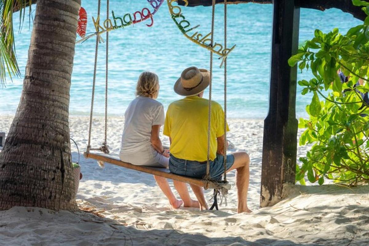 twee mensen zitten op een schommel op het strand