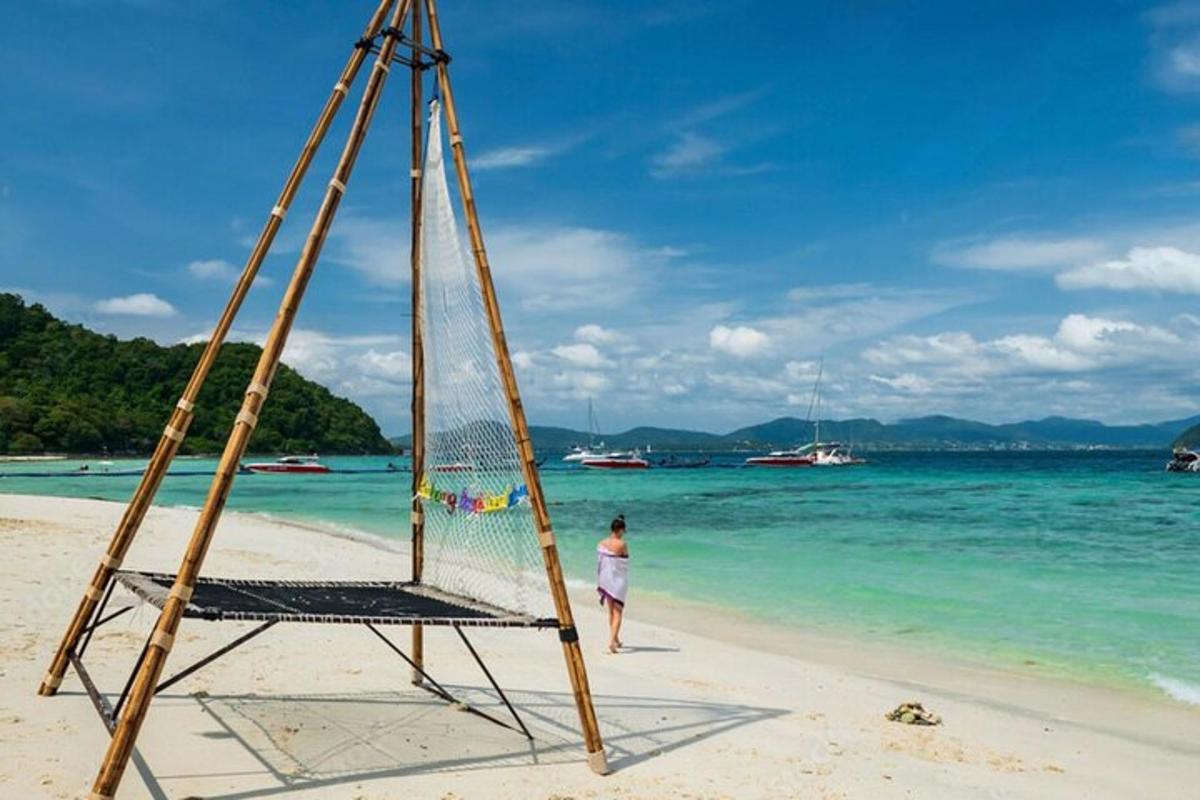 isang taong nakatayo sa isang dalampasigan na may swing