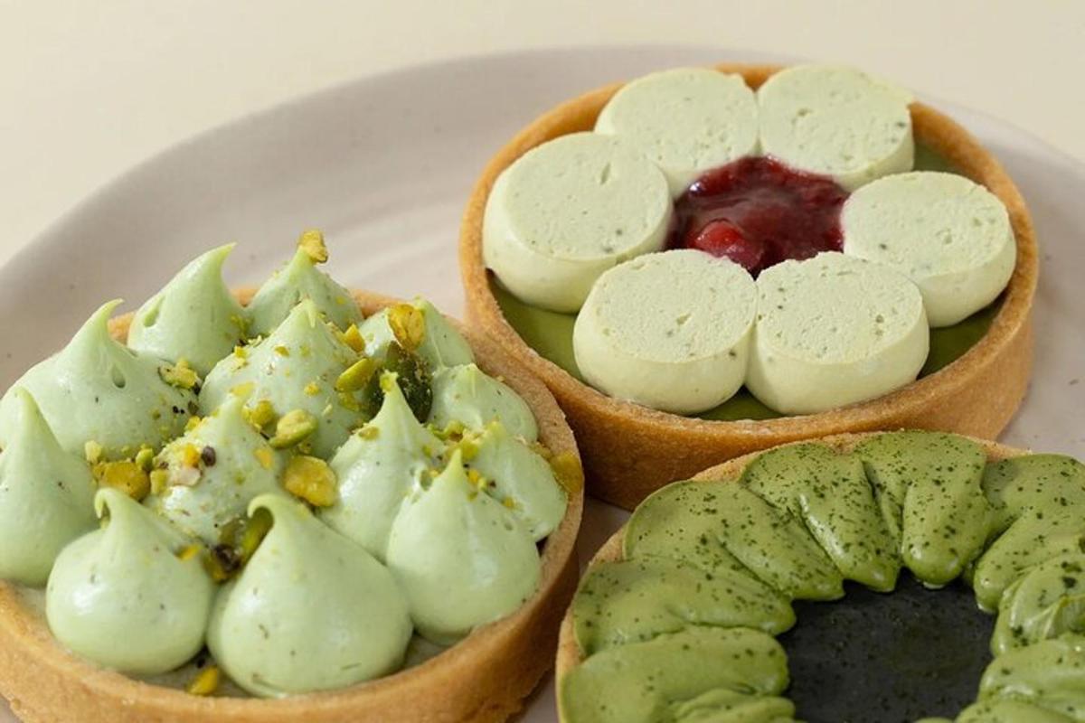 Dos tazones de diferentes tipos de comida en un plato