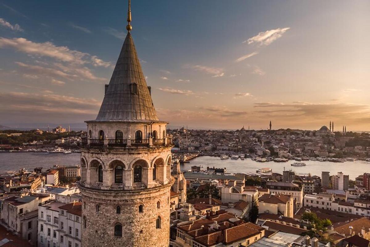 uma torre com um campanário no topo de uma cidade