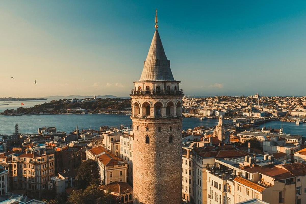 una torre alta amb un campanar a la part superior d'una ciutat