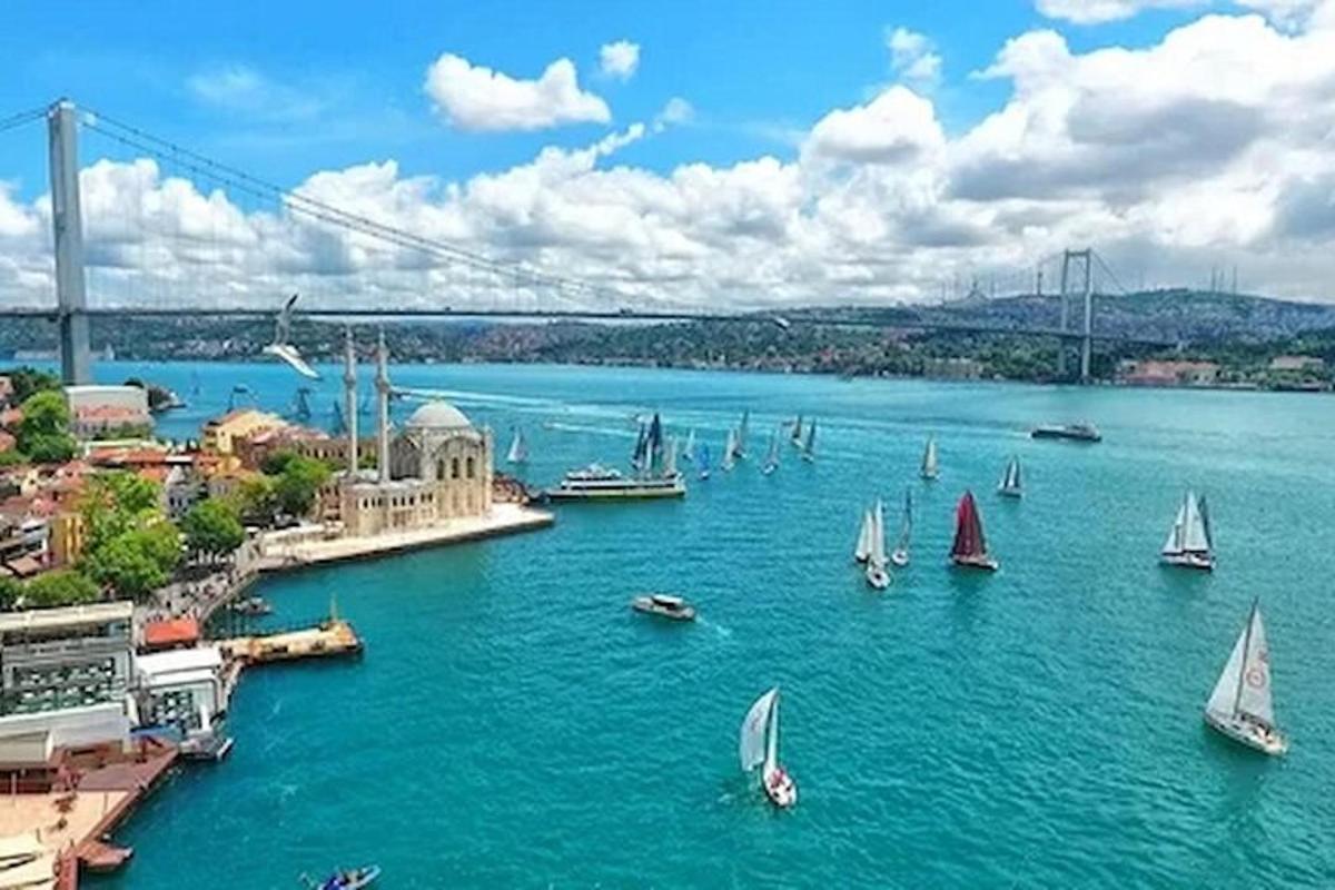 um grupo de barcos em um grande corpo de água