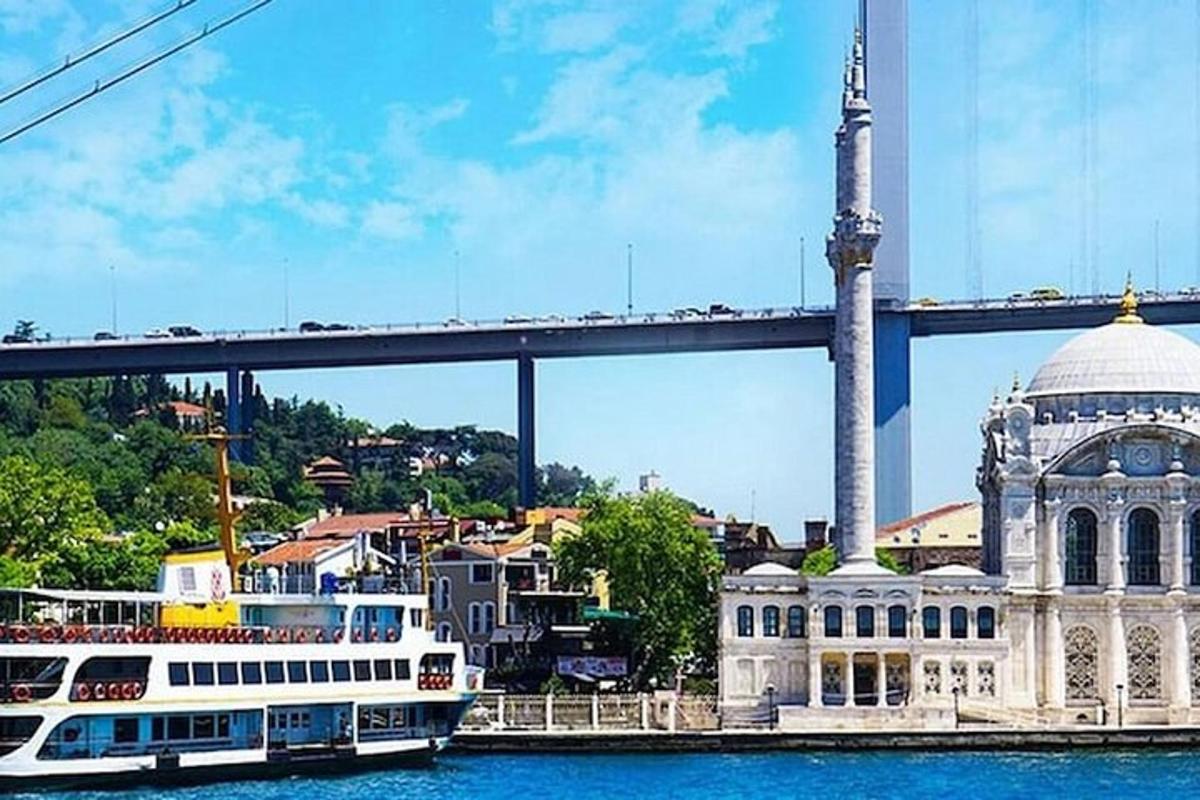 un vaixell a l'aigua al costat d'una mesquita i un pont