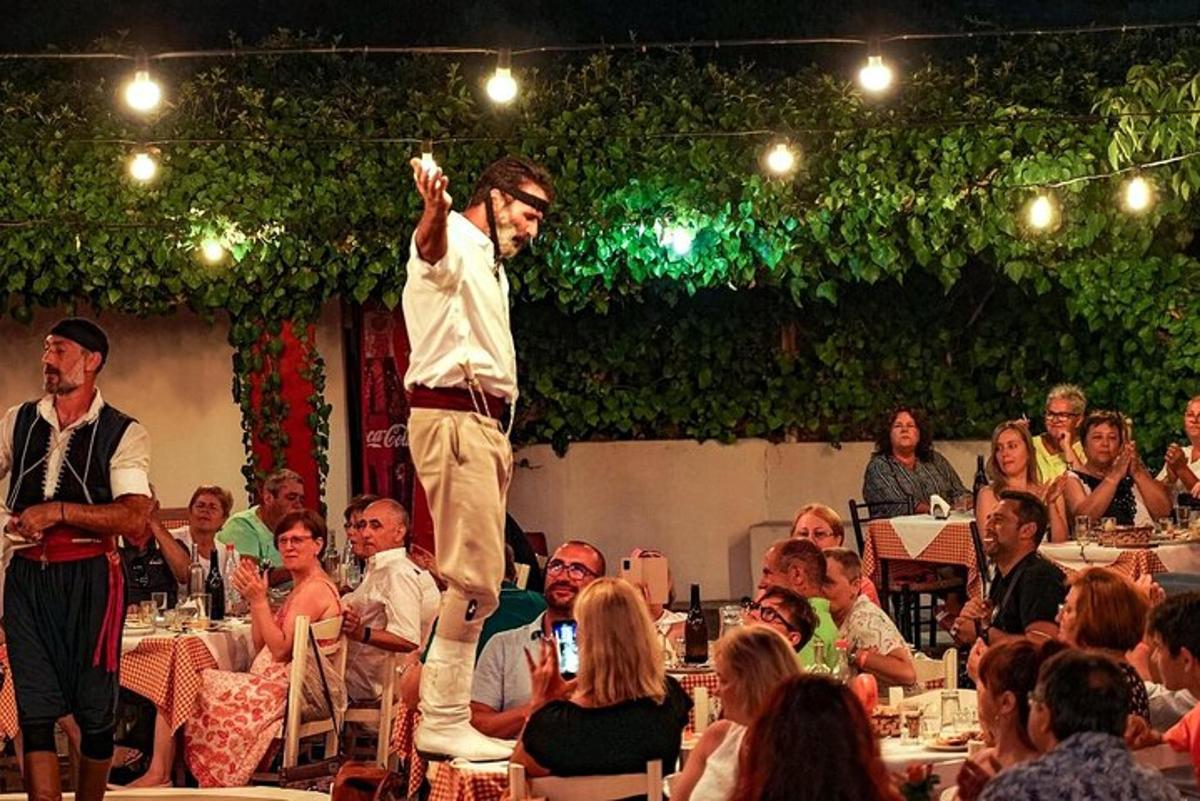 un uomo in piedi su un palco di fronte a una folla