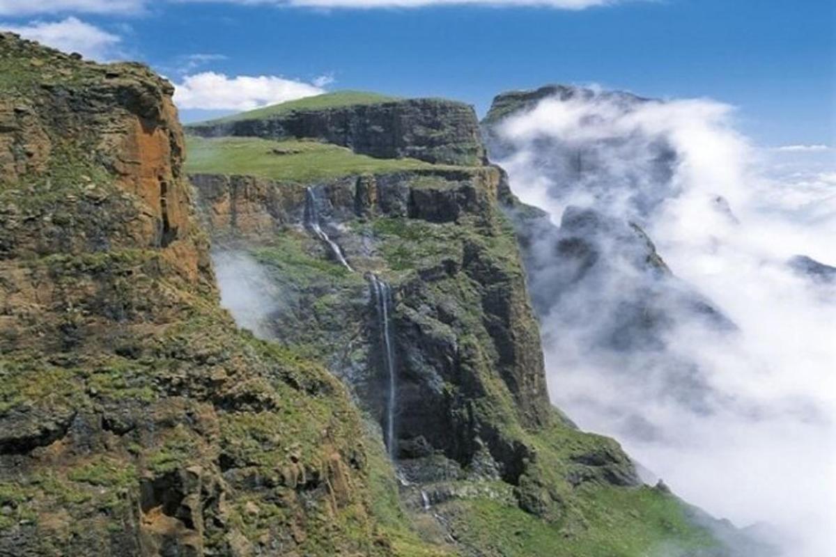 ein Berg mit einem Wasserfall an der Seite