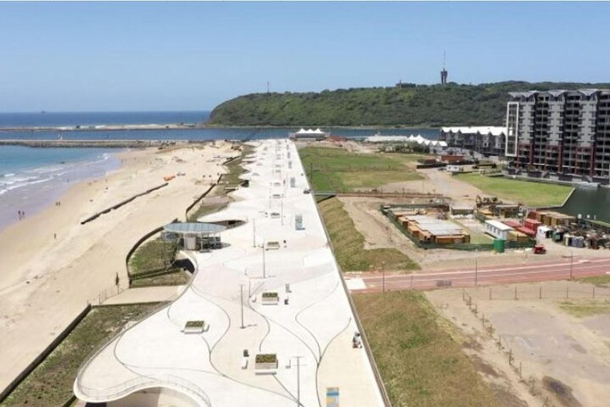 uma vista de uma praia e do oceano