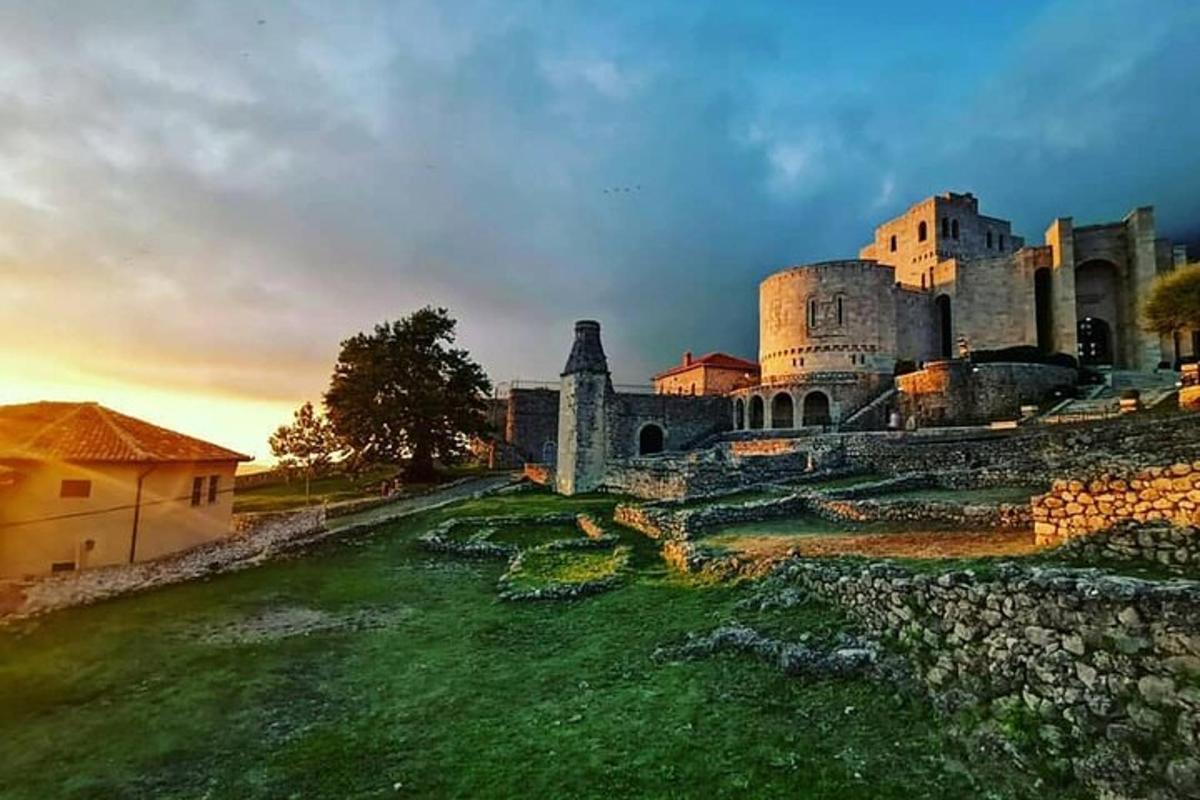 eine große Burg auf einer grünen Wiese