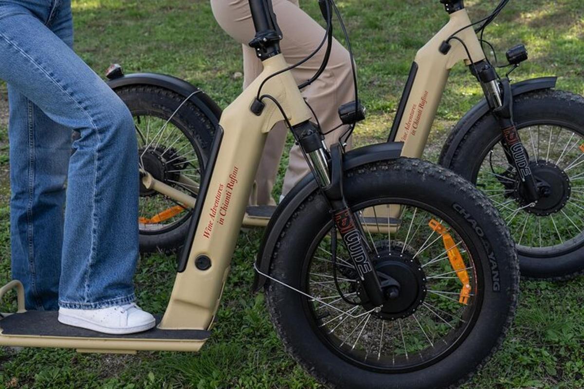 twee mensen staan op hun elektrische fietsen