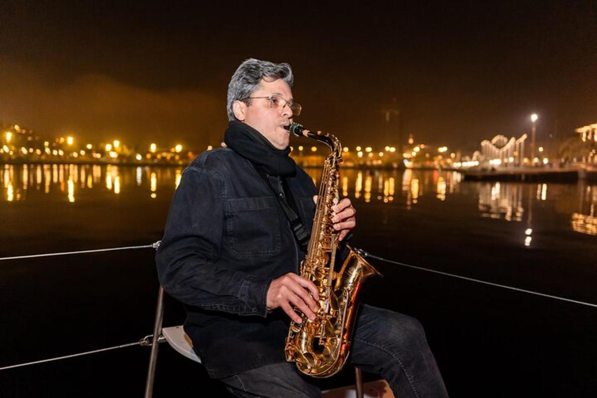 muž sedící na lodi a hrající na saxofon