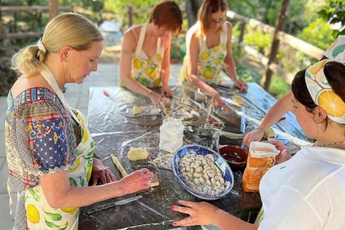 eine Gruppe von Frauen steht mit Essen um einen Tisch herum