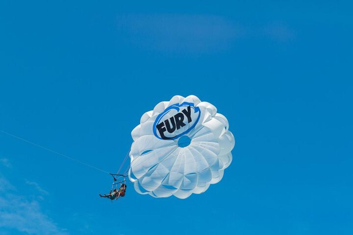 horkovzdušný balón letící na obloze