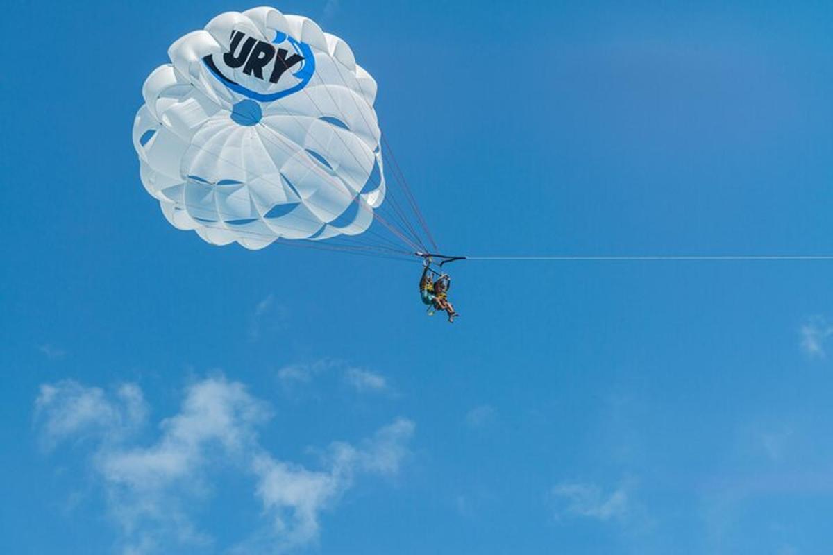eine Person lässt einen Drachen in den Himmel steigen