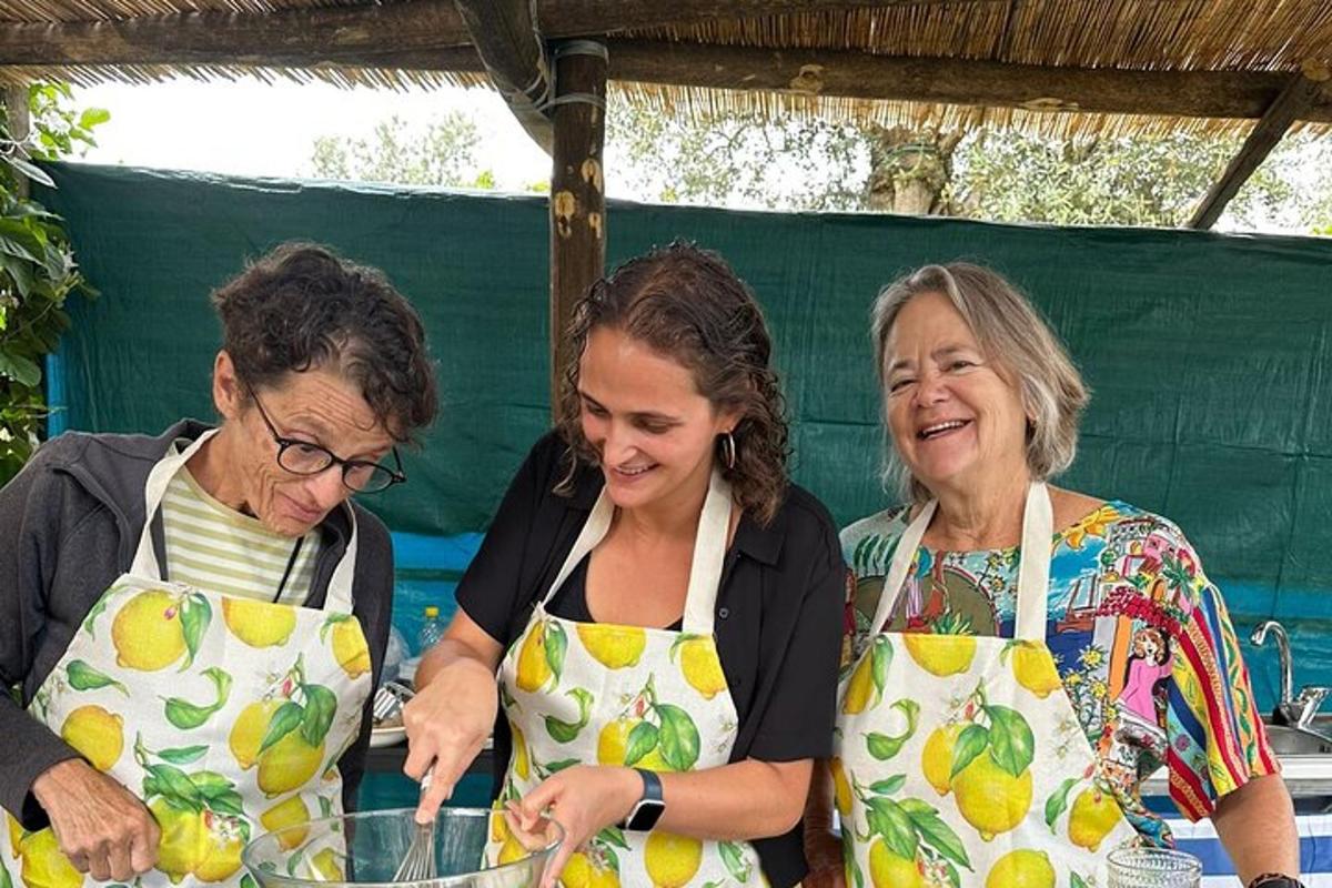 drie vrouwen in schorten bereiden eten in een kom