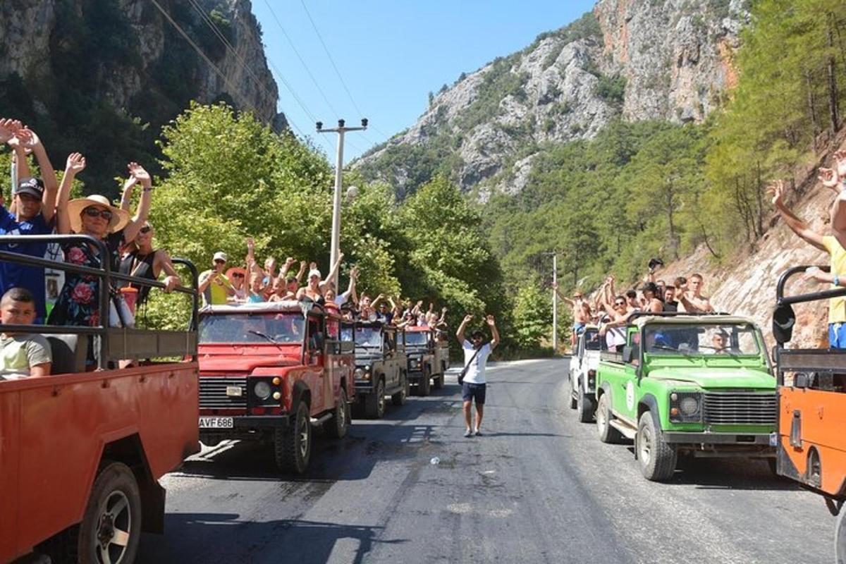 μια ομάδα ανθρώπων που επιβαίνουν στο πίσω μέρος φορτηγών