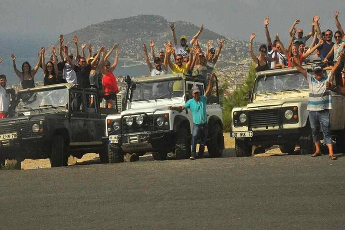 Un grupo de personas paradas en la parte trasera de camiones.