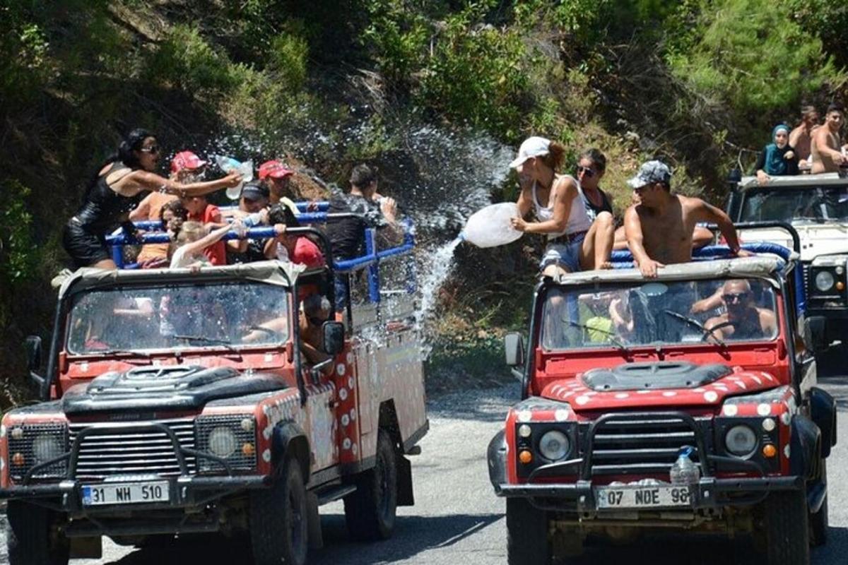 Un grupo de personas viajando en la parte trasera de dos camiones