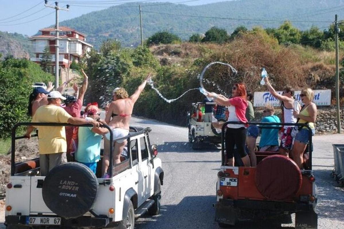 μια ομάδα ανθρώπων που παίζουν με ένα σχοινί σε έναν δρόμο