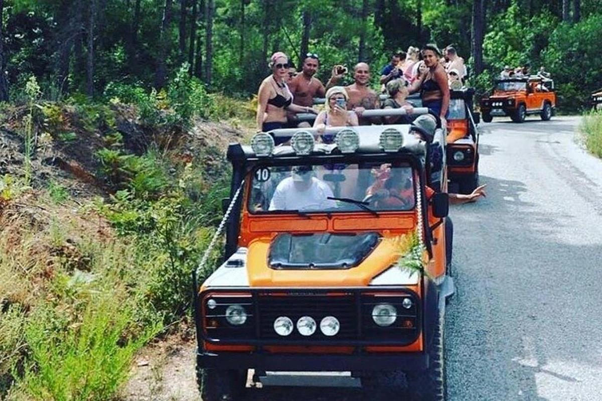 μια ομάδα ανθρώπων που κάνουν μια εκδρομή