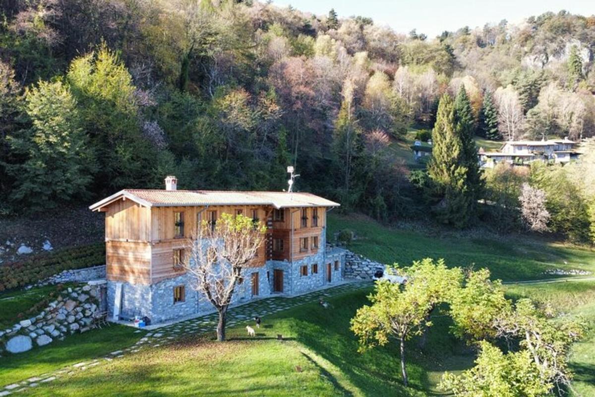 una vista aerea di una casa in un campo