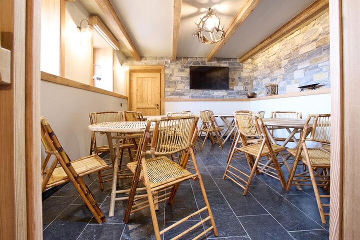 una sala da pranzo con tavoli e sedie in legno
