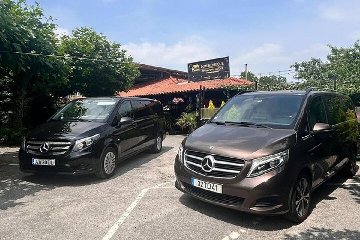 dua buah kereta diletakkan bersebelahan di tempat letak kereta