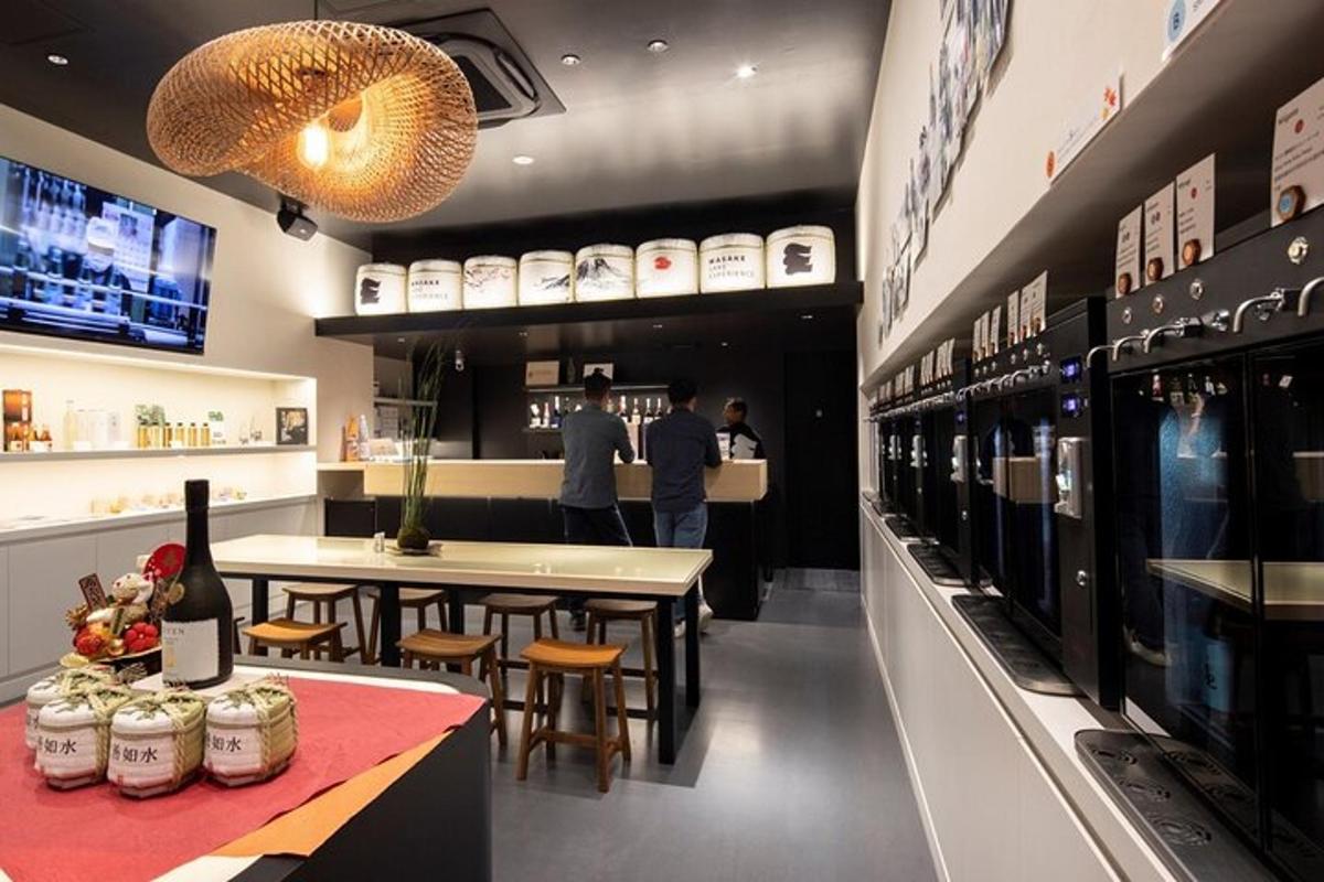 isang restaurant na may lamesa at upuan at counter