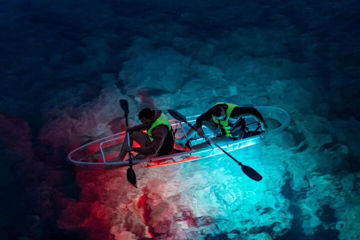 due persone sono in un kayak in acqua