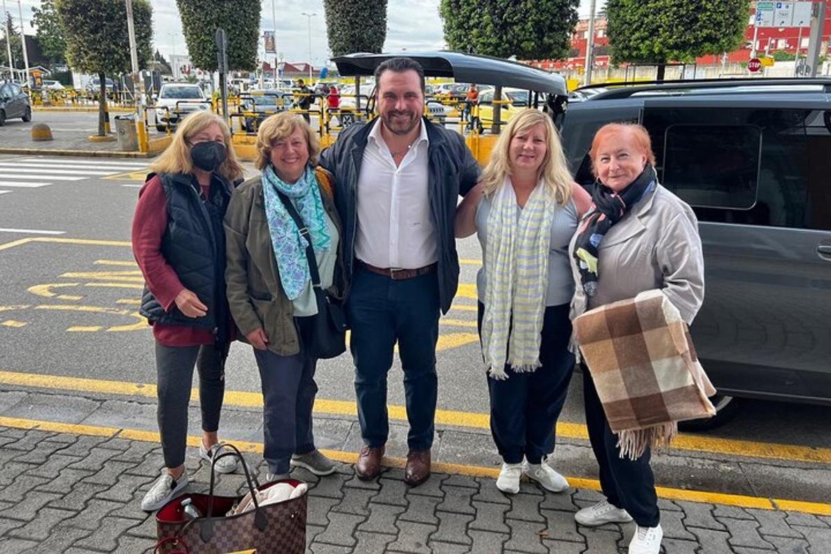 hópur fólks sem stillir sér upp fyrir myndatöku á götu