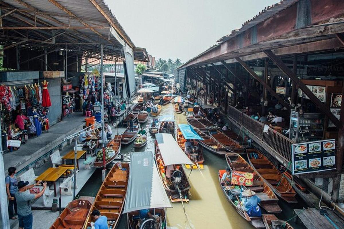 um grupo de barcos estão alinhados em um mercado