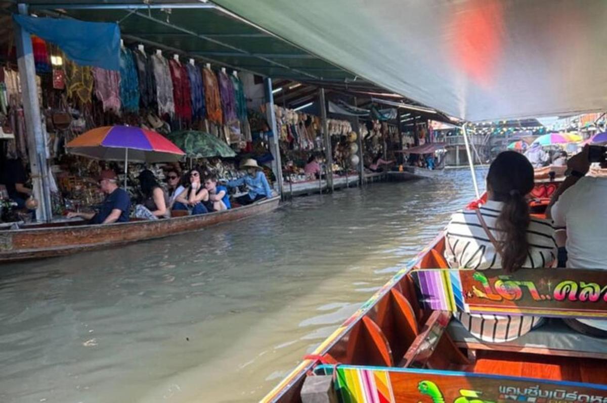 um grupo de pessoas andando de barco em um rio