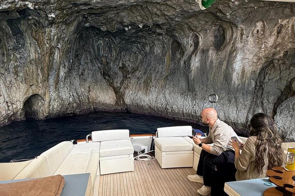 Un hombre y una mujer sentados en un bote en una cueva