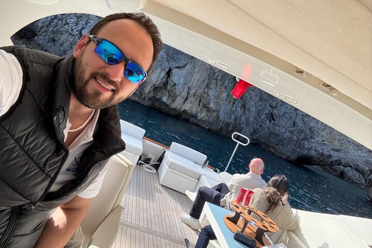 Un hombre con gafas de sol sentado en un barco