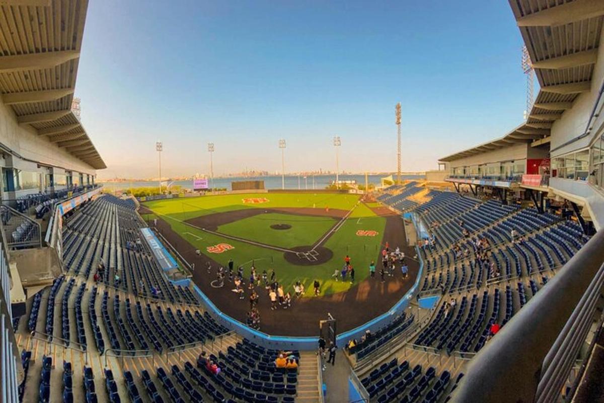 prázdný stadion s baseballovým zápasem