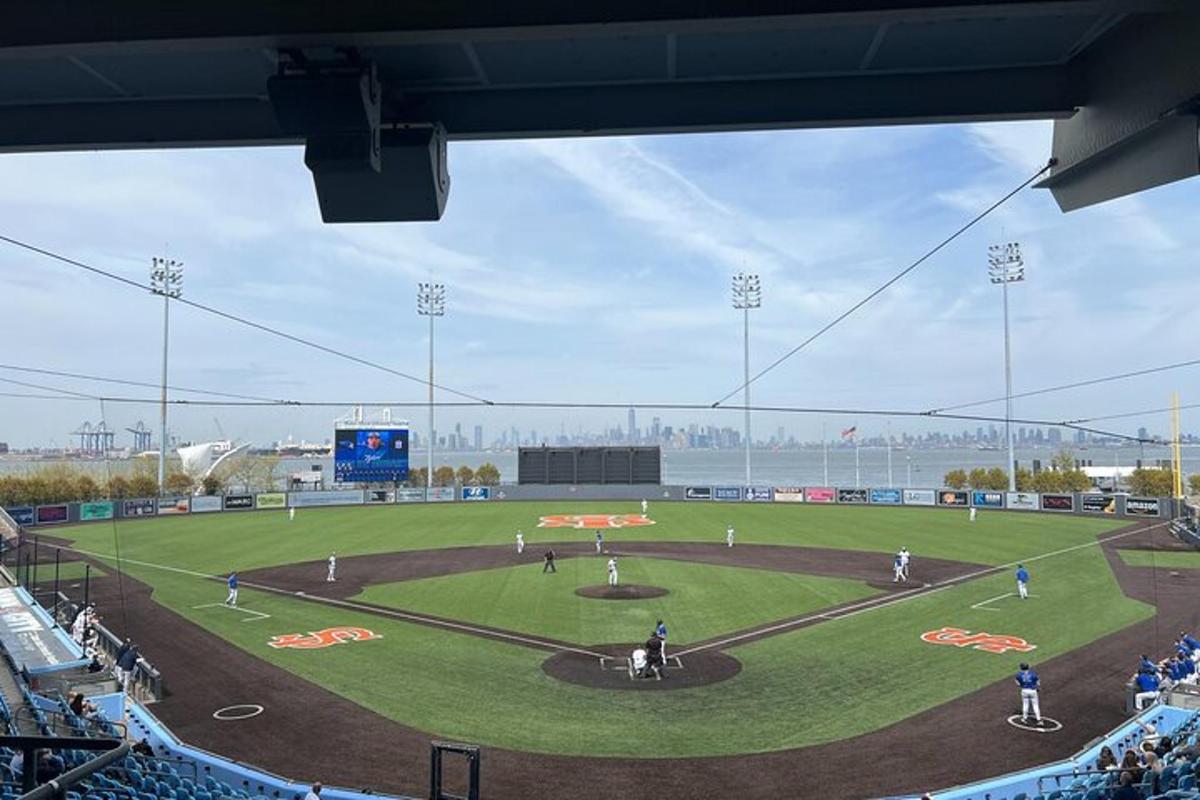 na hřišti se hraje baseballový zápas