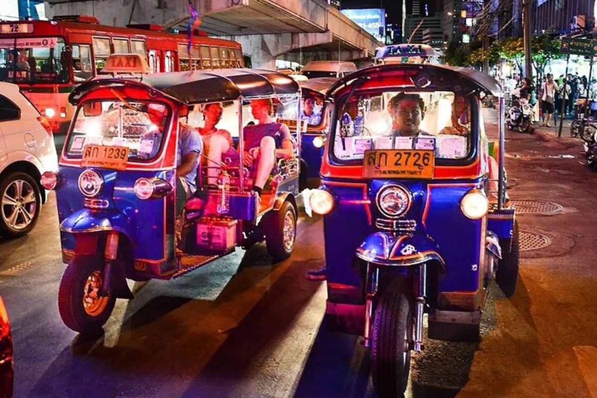 sekumpulan orang yang menunggang motosikal di jalan