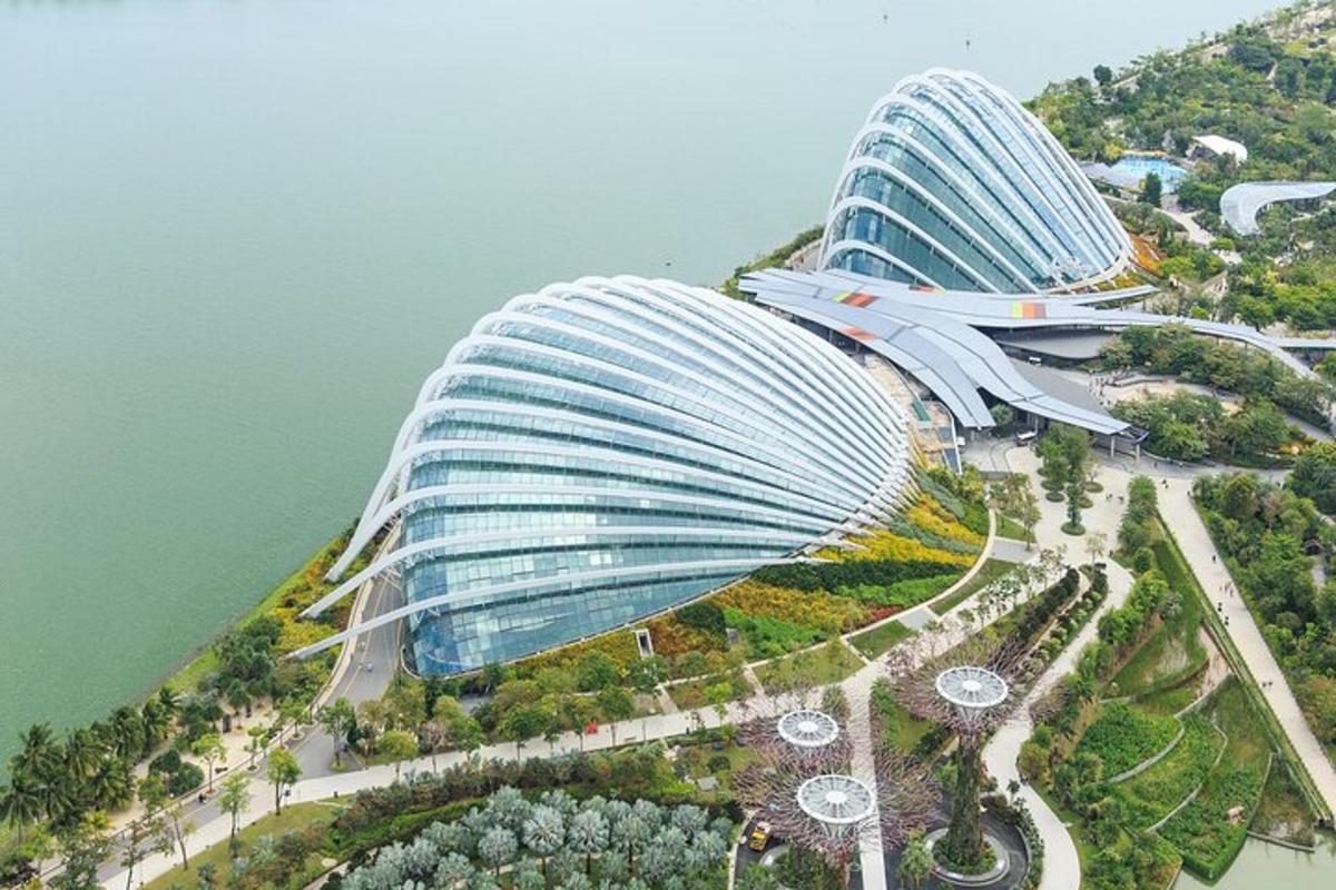 pemandangan dari atas bangunan spiral besar di samping air