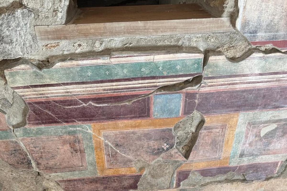 um muro de pedra com mosaicos coloridos