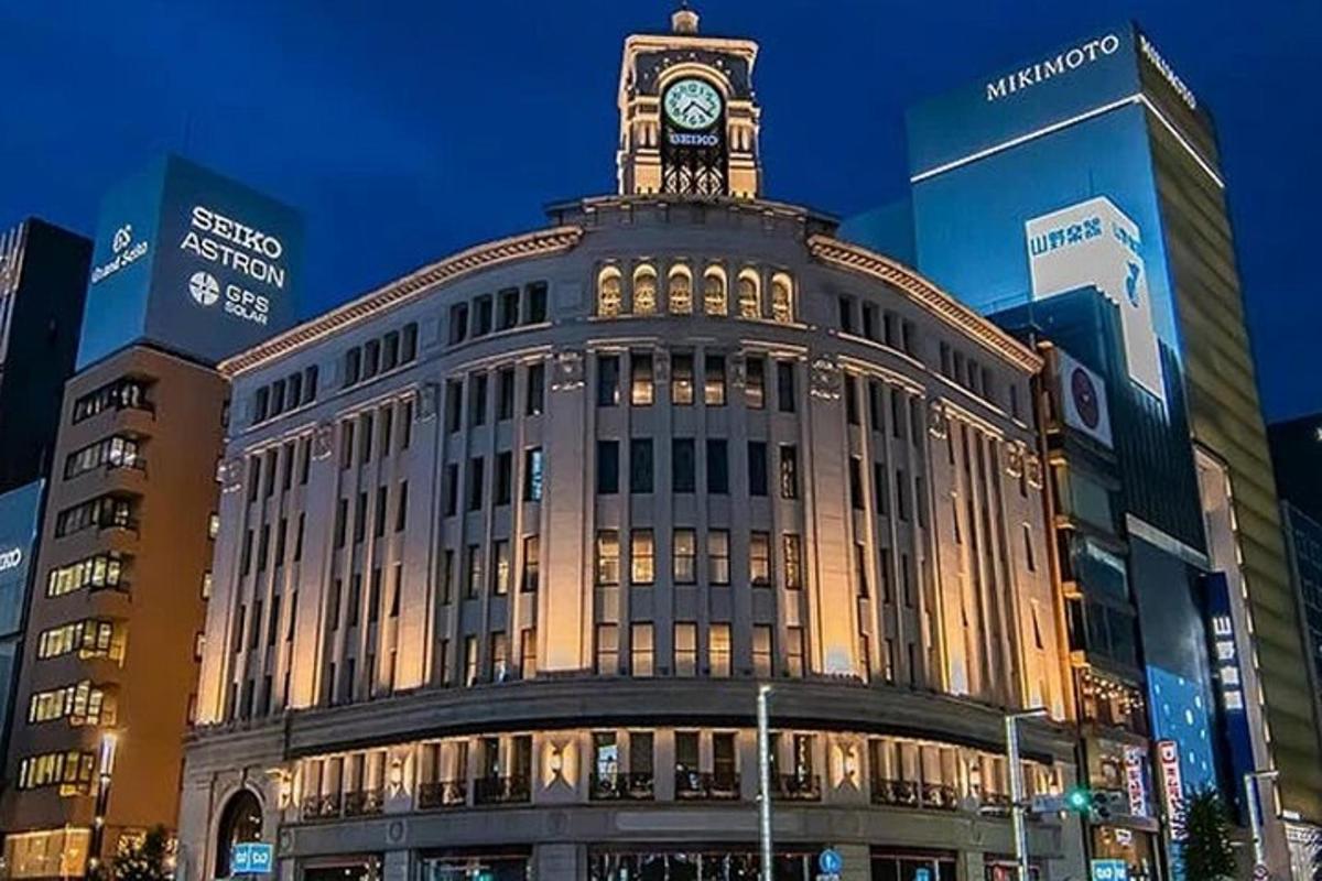 un edificio con una torre dell'orologio in cima