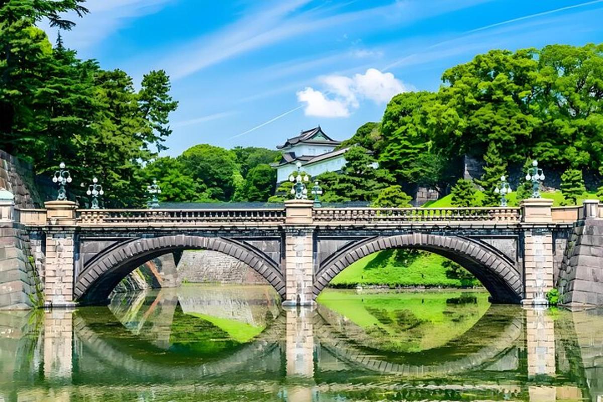 un ponte sopra un fiume con un edificio sullo sfondo