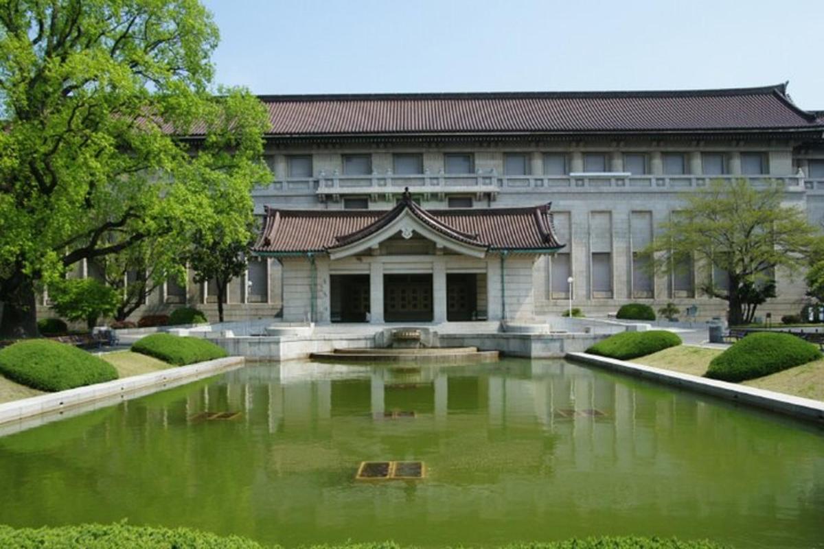앞에 연못이 있는 큰 건물