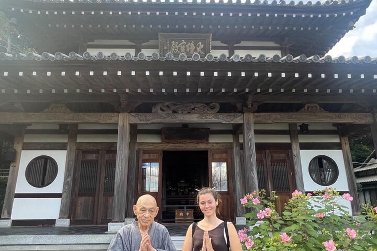 一名男子和一名女子站在一栋建筑物前