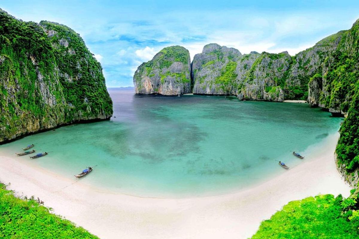 pantai dengan bot di dalam air di lagun